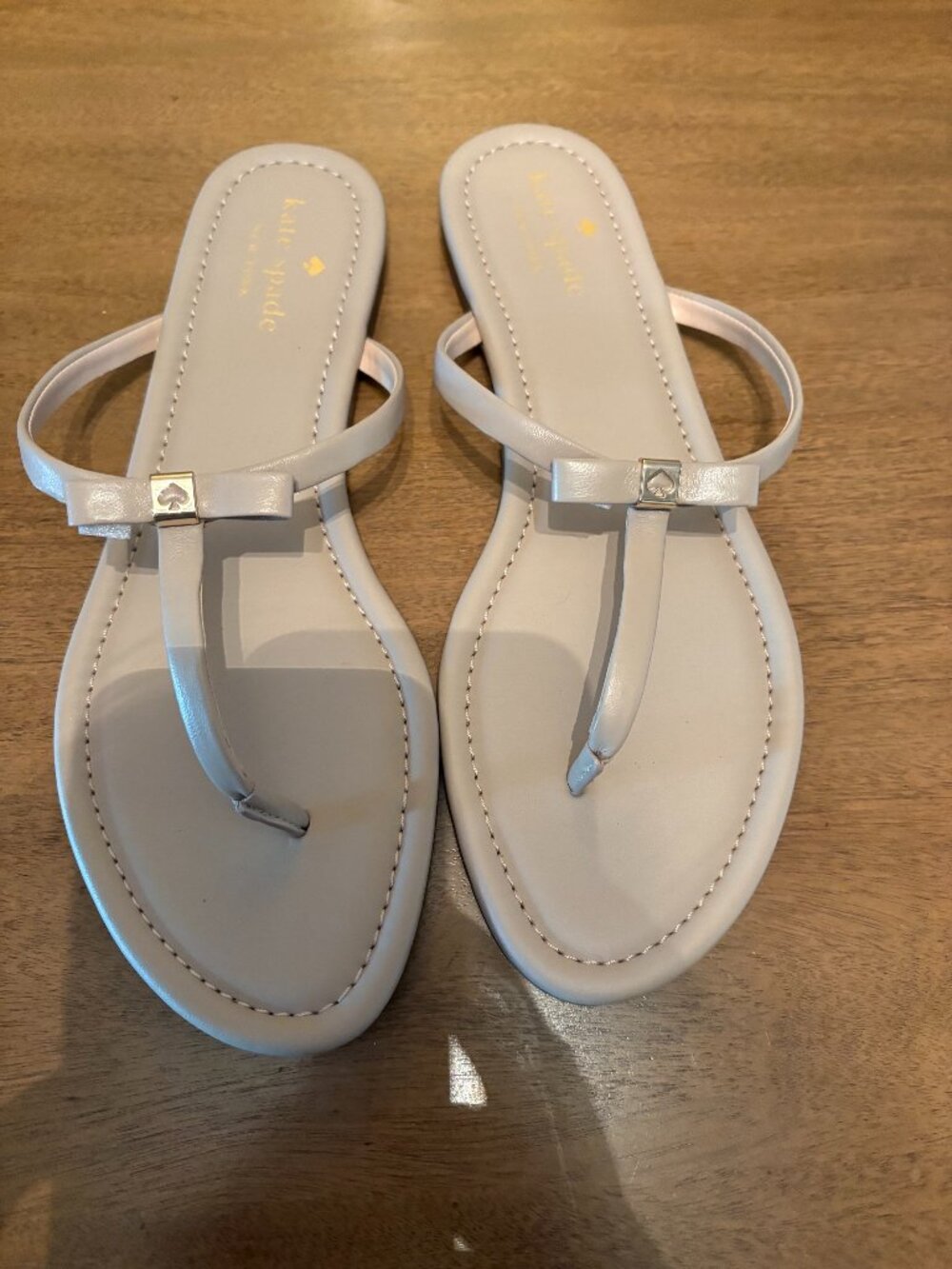 NWOT Kate Spade Neutral Beige Bow T-Strap Sandals. Size 10